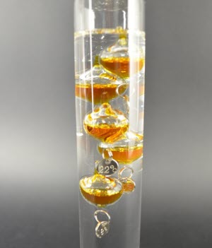 Galileo Thermometer 28 cm, cognackleurige vloeistofbollen
