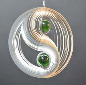 Windhanger Yin Yang, met 2 glazen kogels