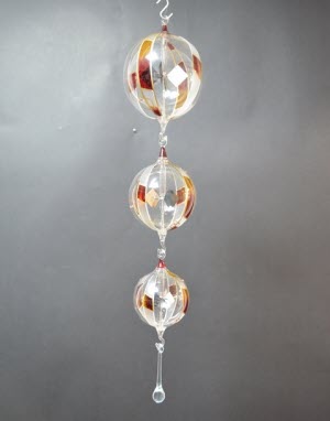 Lichtmolen hangend, rond, 80 mm, rode banen, gecombineerd met meerdere maten en een glasdruppel