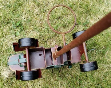 Regenmeter Groene Tractor – Stoer en landelijk tuinaccent