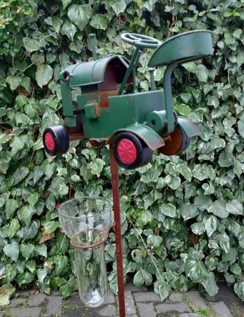 Regenmeter Groene Tractor – Stoer en landelijk tuinaccent