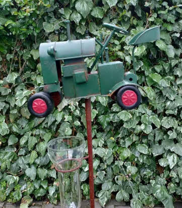 Regenmeter Groene Tractor – Stoer en landelijk tuinaccent