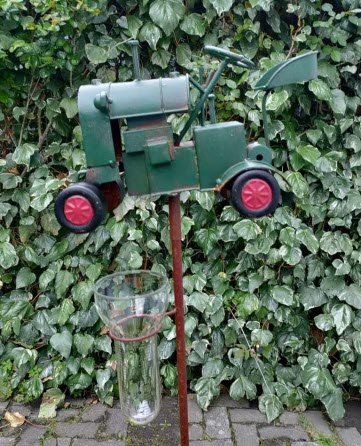 Regenmeter Groene Tractor – Stoer en landelijk tuinaccent