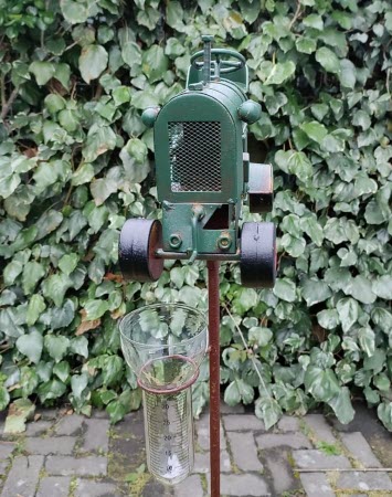 Regenmeter Groene Tractor – Stoer en landelijk tuinaccent
