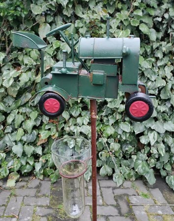 Regenmeter Groene Tractor – Stoer en landelijk tuinaccent