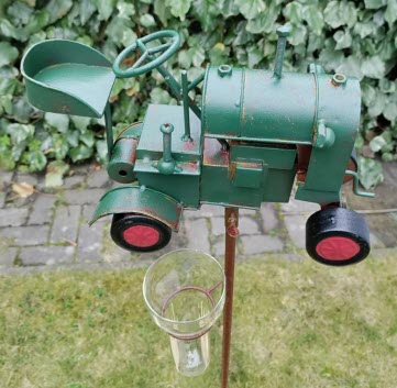 Regenmeter Groene Tractor – Stoer en landelijk tuinaccent